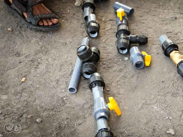 Work on one of the 6500 liter clean water tanks at the Mbinudita site, East Sumba