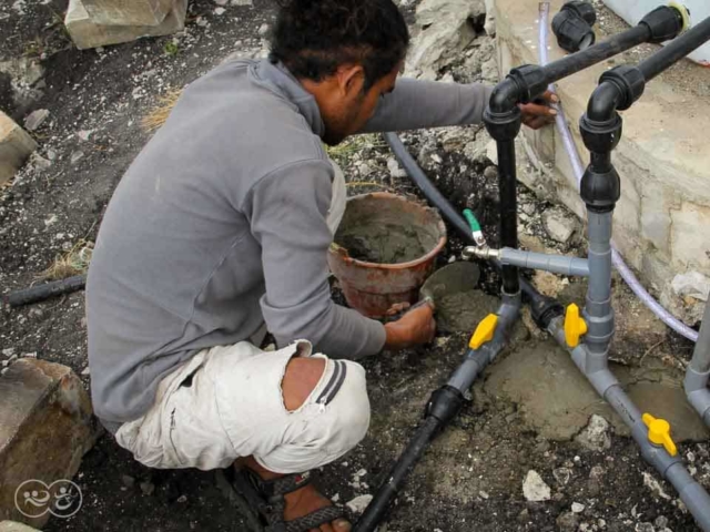 Work on one of the 6500 liter clean water tanks at the Mbinudita site, East Sumba