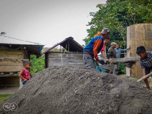 Manufacture of a 6500 liter ferro-cement reservoir in East Sumba