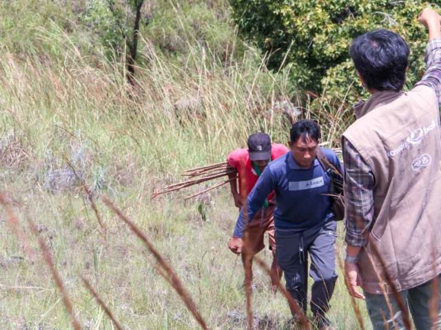 Fair Future and Kawan Baik teams are searching for water sources (groundwater) in a village in Central Sumba, Sumba Tengah.