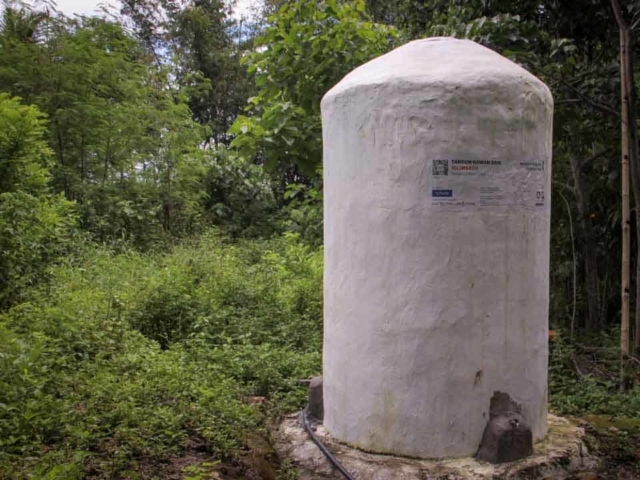 Clean water tanks and healthy sanitation facilities: Examples of constructions we are building in the poorest villages in Indonesia