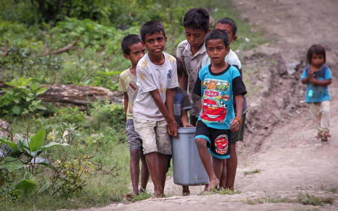 Young children struggle for water in East Sumba