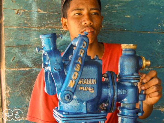 Laindatang #WaterConnections - Installation of Dragons pumps on the two new reservoirs.