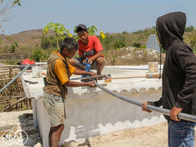 Laindatang #WaterConnections - Installation of Dragons pumps on the two new reservoirs.