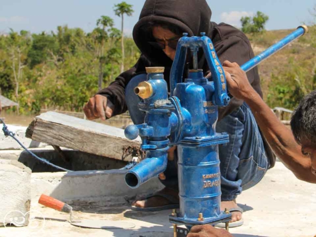 Laindatang #WaterConnections - Installation of Dragons pumps on the two new reservoirs.