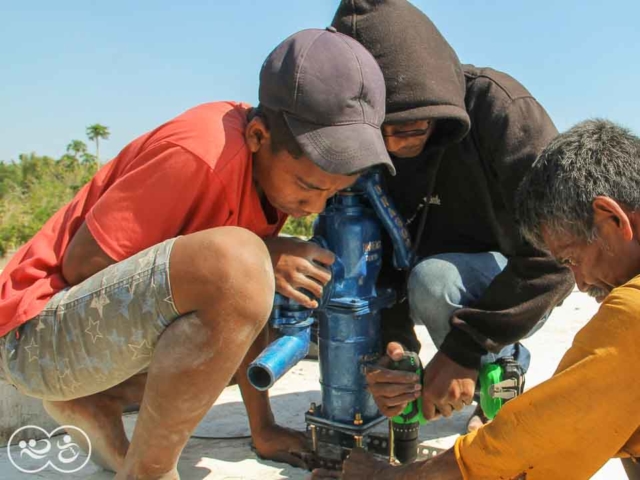 Laindatang #WaterConnections - Installation of Dragons pumps on the two new reservoirs.