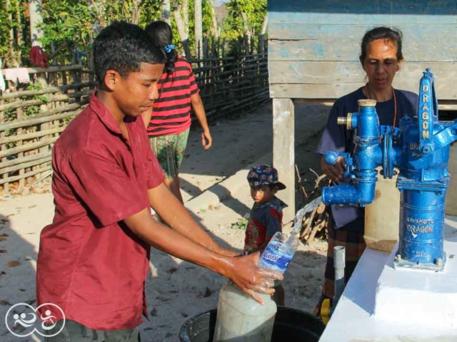 Laindatang #WaterConnections - Installation of Dragons pumps on the two new reservoirs.