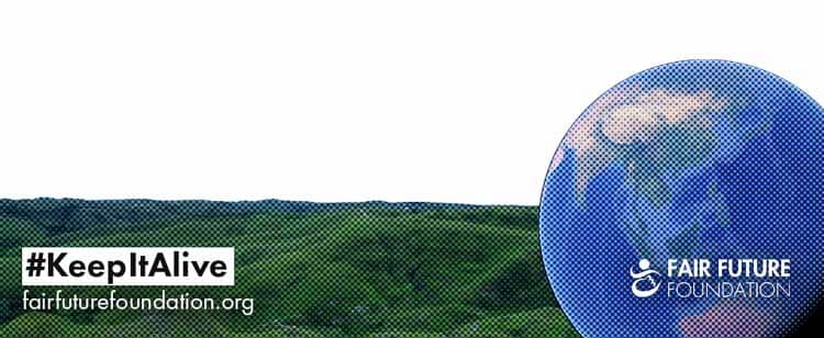 Bénévoles de Fair Future debout devant un groupe de villageois, en plein échange communautaire, sur un fond graphique rouge et blanc avec le hashtag #CommunityEmpowerment.