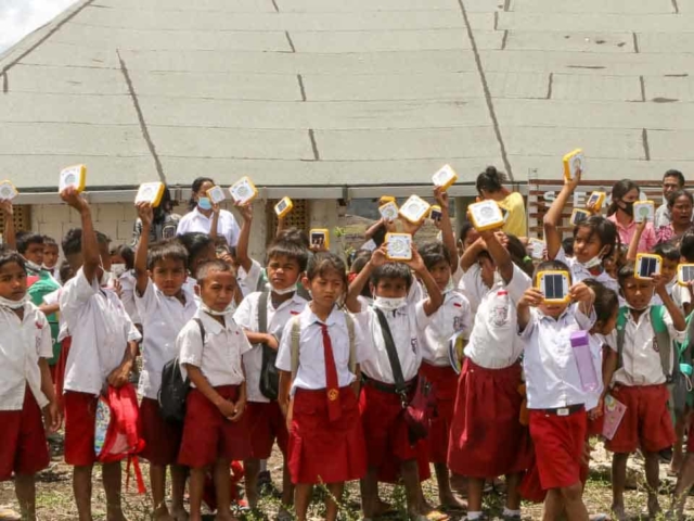 Light up homes with 200 SolarBuddy lamps.