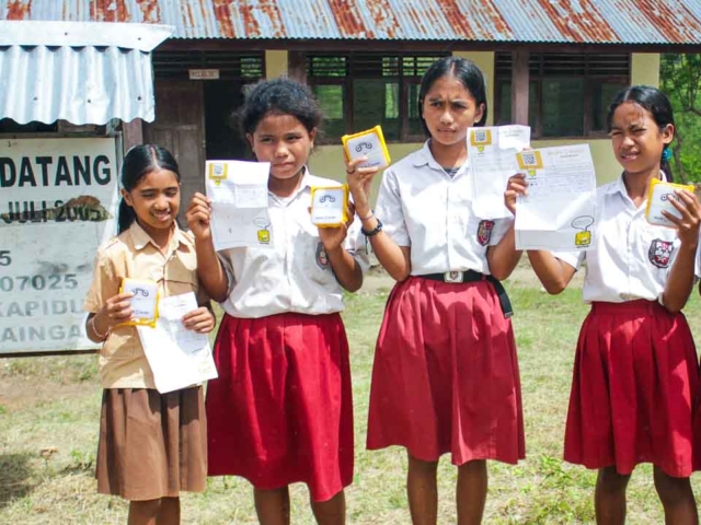 Light up homes with 200 SolarBuddy lamps.