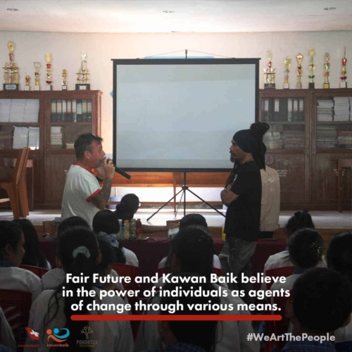 Visite aux élèves de l&#039;école SMAK Andaluri à Waingapu avec Dadang Pranoto.