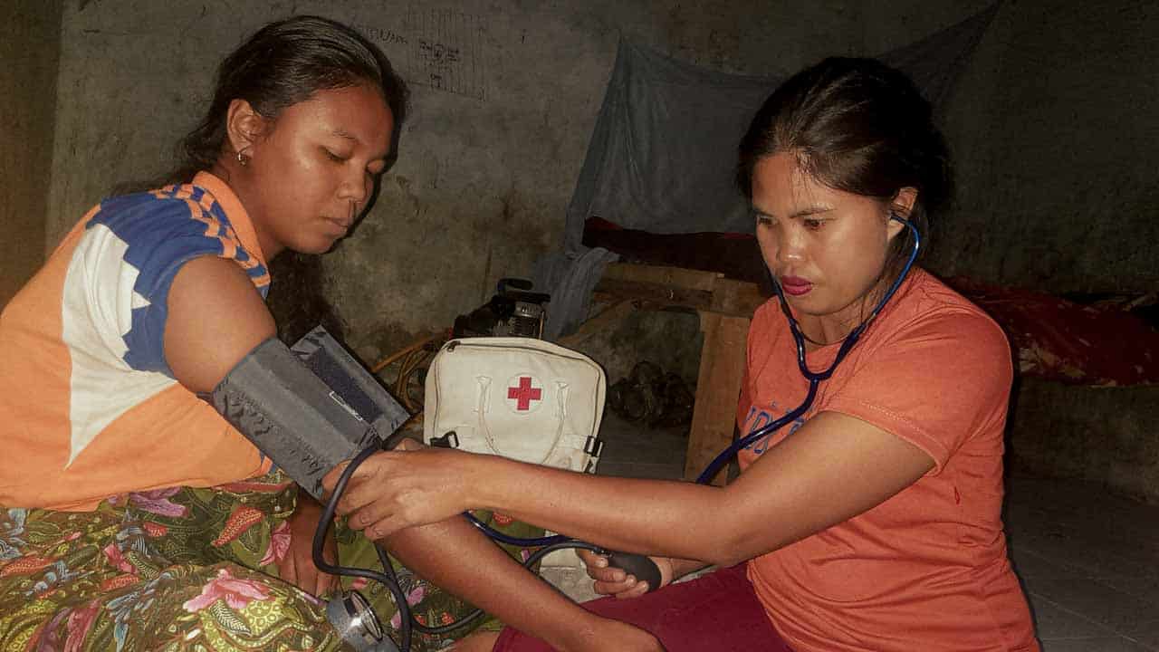 Kawan Sehat agents preparing medical kits during training in East Sumba