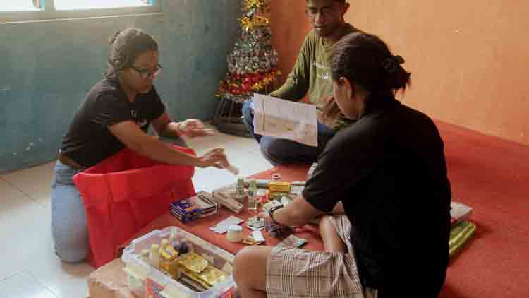 Women from rural villages reading the Kawan Sehat book and learning about healthy living.