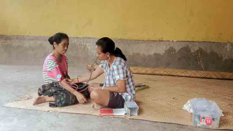 Women from rural villages reading the Kawan Sehat book and learning about healthy living.