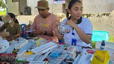 Community medical care in Hudumburung » The Fair Future Foundation Medical team treats villagers during community health day in Hudumburung, Sumba