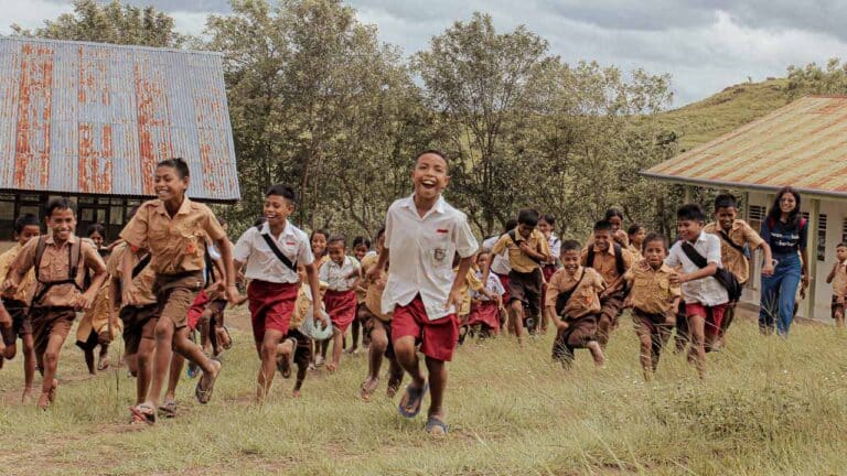 Humanitäre Mission in Sumba - Fair Future Foundation Das Team von Fair Future entlädt medizinische Hilfsgüter und Wasserbehälter für abgelegene Dörfer in Sumba.