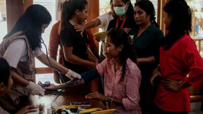 Kawan Sehat agents preparing medical kits during training in East Sumba