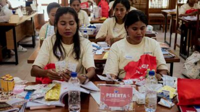 Kawan Sehat agents preparing medical kits during training in East Sumba