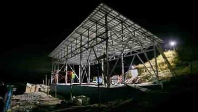 Construction nocturne d’un réservoir d’eau de 15 m³ à Sumba Est, bientôt source d’eau propre pour une région privée d’accès à l’eau.