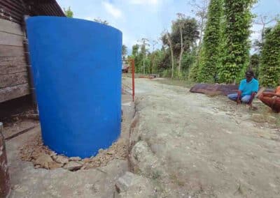 Réservoirs en béton armé fournissant de l'eau potable dans le Hambarita village