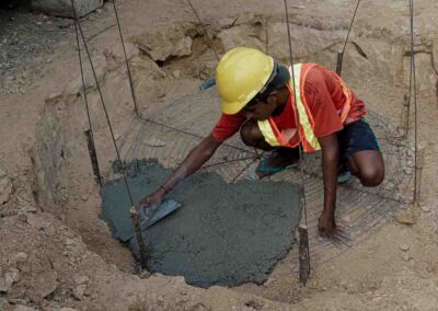 Réservoirs en béton armé fournissant de l'eau potable dans le Hambarita village