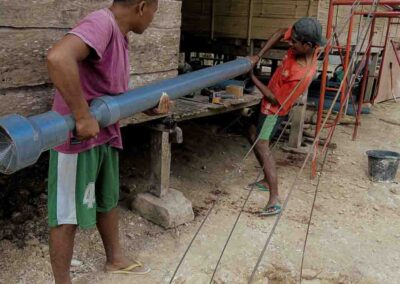 Réservoirs en béton armé fournissant de l'eau potable dans le Hambarita village