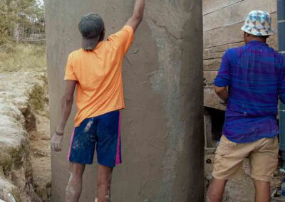 Réservoirs en béton armé fournissant de l'eau potable dans le Hambarita village