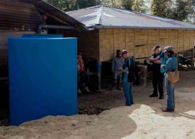 Réservoirs en béton armé fournissant de l'eau potable dans le Hambarita village