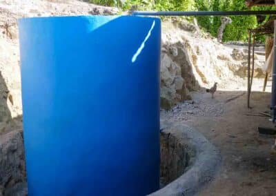 Réservoirs en béton armé fournissant de l'eau potable dans le Hambarita village