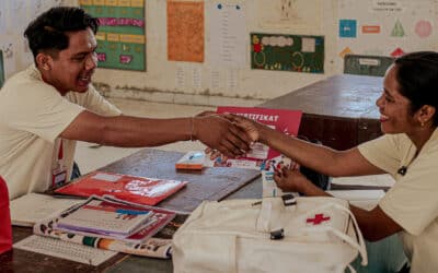 Ibu Anggi receives her certificate