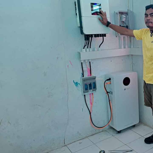 SDN Mbajik solar install – East Sumba Haray school with solar panels and battery–inverter – solar electrification SDN Mbajik