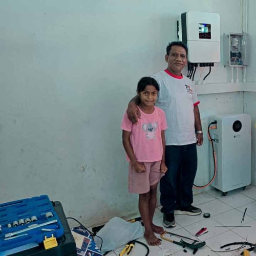 SDN Mbajik solar install – East Sumba Haray school with solar panels and battery–inverter – solar electrification SDN Mbajik