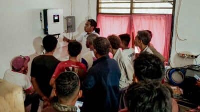 SDN Mbajik school with solar panels and restored internet