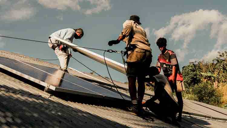 L'école SDN Mbajik dispose de panneaux solaires, d'un onduleur, d'eau et d'internet.