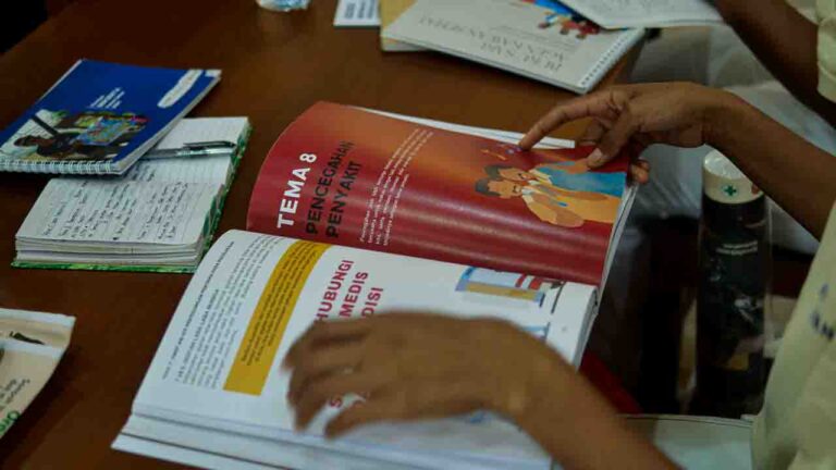 Planche d'affichage de prévention du VIH expliquant la transmission et les mesures de protection pour les familles rurales de l'Est de Sumbawa