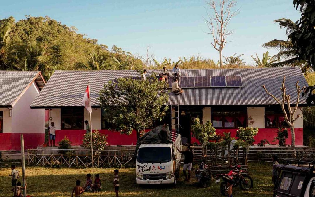 SDN Mbajik school with solar panels and restored internet