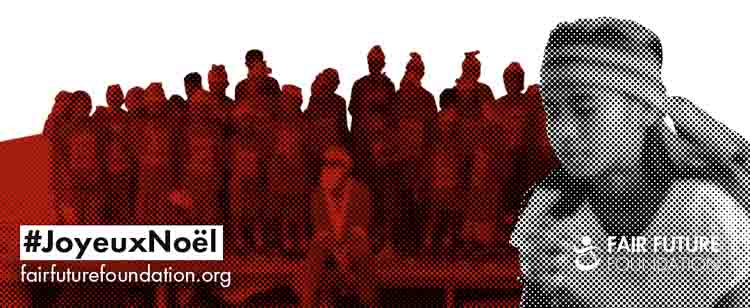 Silhouettes d’une équipe médicale et communautaire à Sumba Est, rassemblée à la tombée du jour. Une image sobre et humaine qui symbolise l’engagement, la solidarité et le sens du Noël vécu sur le terrain par Fair Future Foundation.