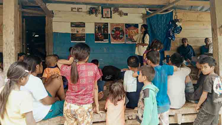 Avec quelques affiches en tissu et beaucoup de patience, les agents de santé de Kawan Sehat transforment chaque rencontre en un moment de prévention.