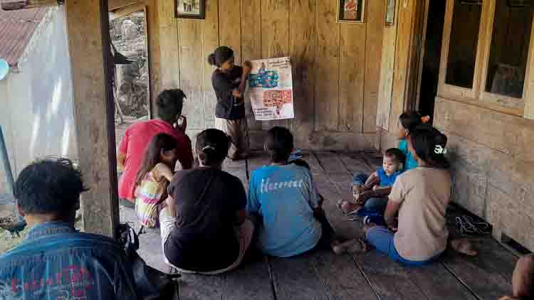 Swiss Non-Profit Organisation working in most rural areas of South EWast Asia » The Fair Future Foundation Primus organizes Solharmony lamps on a table after a long journey to a remote East Sumba school.