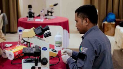 Malaria microscopy training day two » The Fair Future Foundation Malaria microscopy training day two with certified slide reading in remote East Sumba clinics.