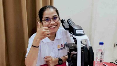 Malaria microscopy training day one in East Sumba » The Fair Future Foundation Local microscopists training malaria slide reading and microscope handling during day one of laboratory training in East Sumba.