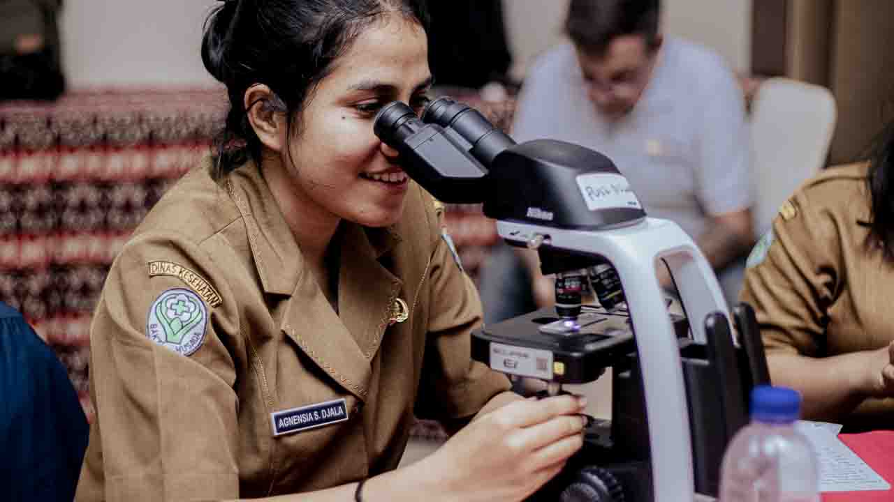 Malaria microscopy training day one in East Sumba Local microscopists training malaria slide reading and microscope handling during day one of laboratory training in East Sumba.