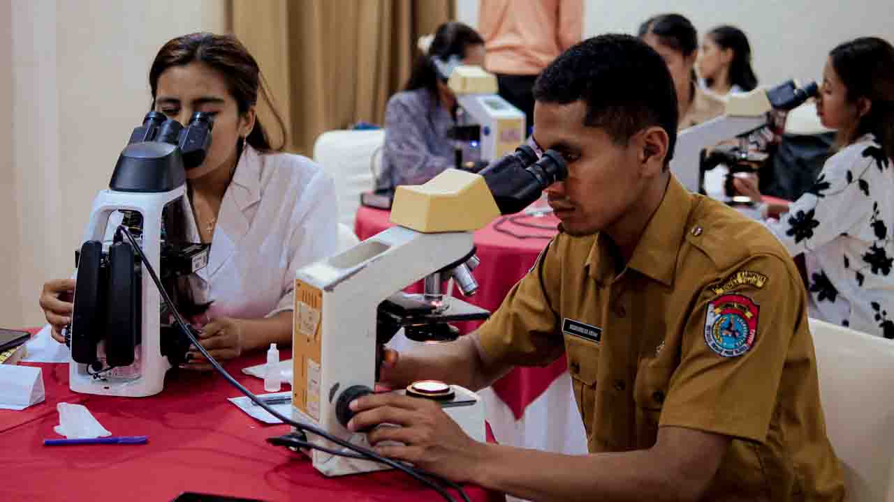 Local microscopists training malaria slide reading and microscope handling in East Sumba