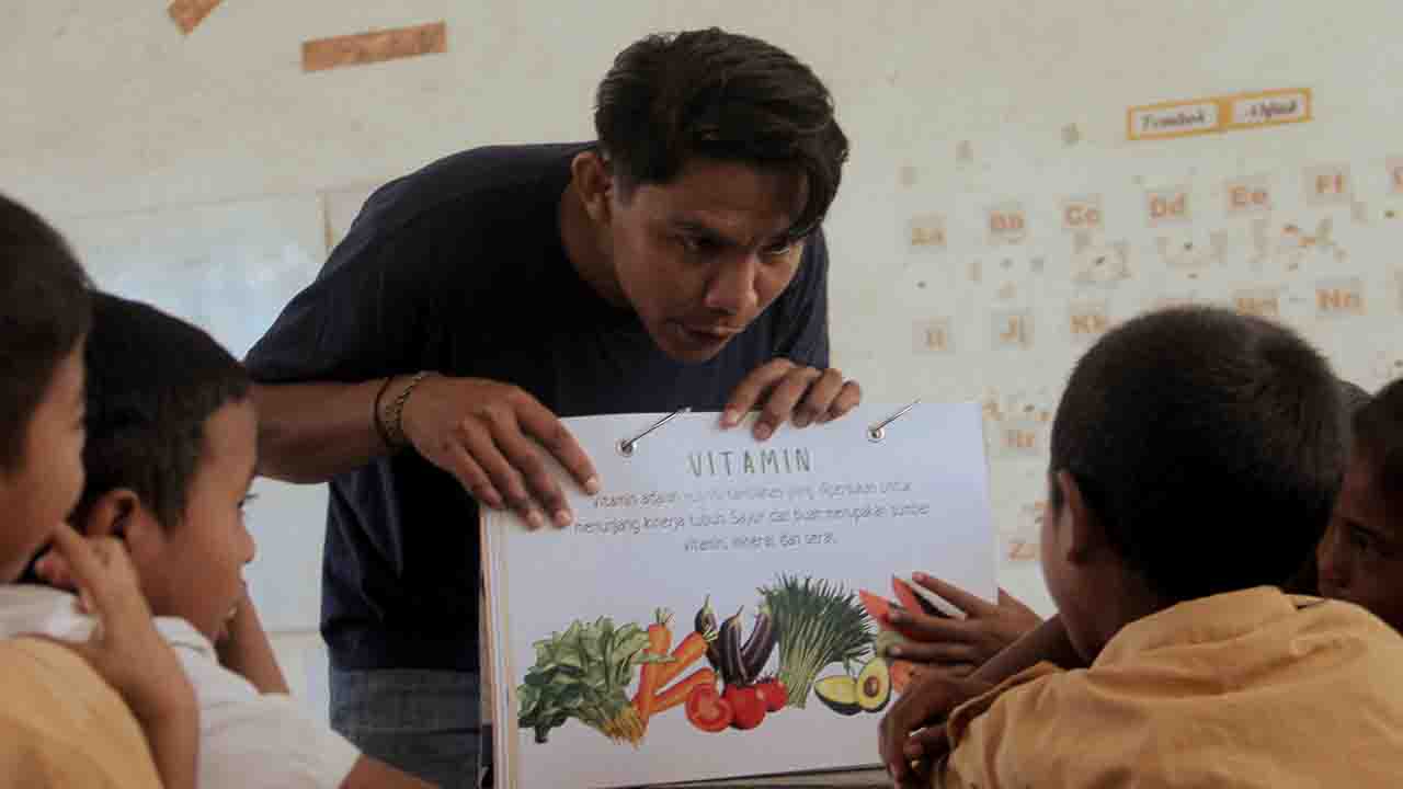 Malnutrition and Child Immunity in East Sumba Le suivi de la croissance des enfants et les activitĂ©s de santĂ© dans lâest de Sumba montrent comment la malnutrition augmente le risque dâinfection et affaiblit lâimmunitĂ©.
