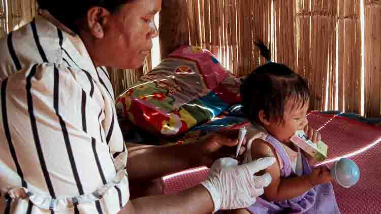 Swiss non-profit medical organisation working in ultra-rural indonesia SDN Mbajik school solar panels inverter water and internet