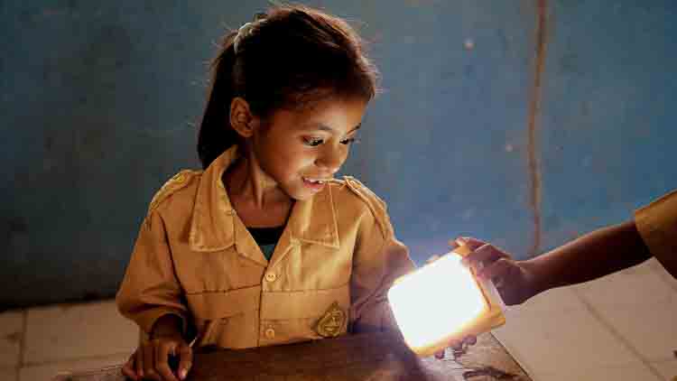 SolarBuddy lamps for children without electricity Child receiving a SolarBuddy solar lamp in an ultra-rural school without electricity