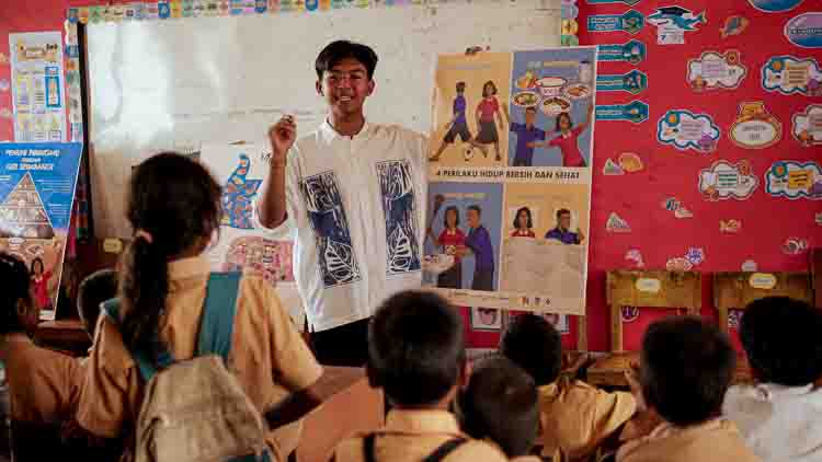SolarBuddy lamps for children without electricity Child receiving a SolarBuddy solar lamp in an ultra-rural school without electricity