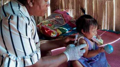 Wound care by Kawan Sehat health worker in remote Indonesian village • The Fair Future Foundation Community health worker cleaning a child’s wound in a remote village in Indonesia