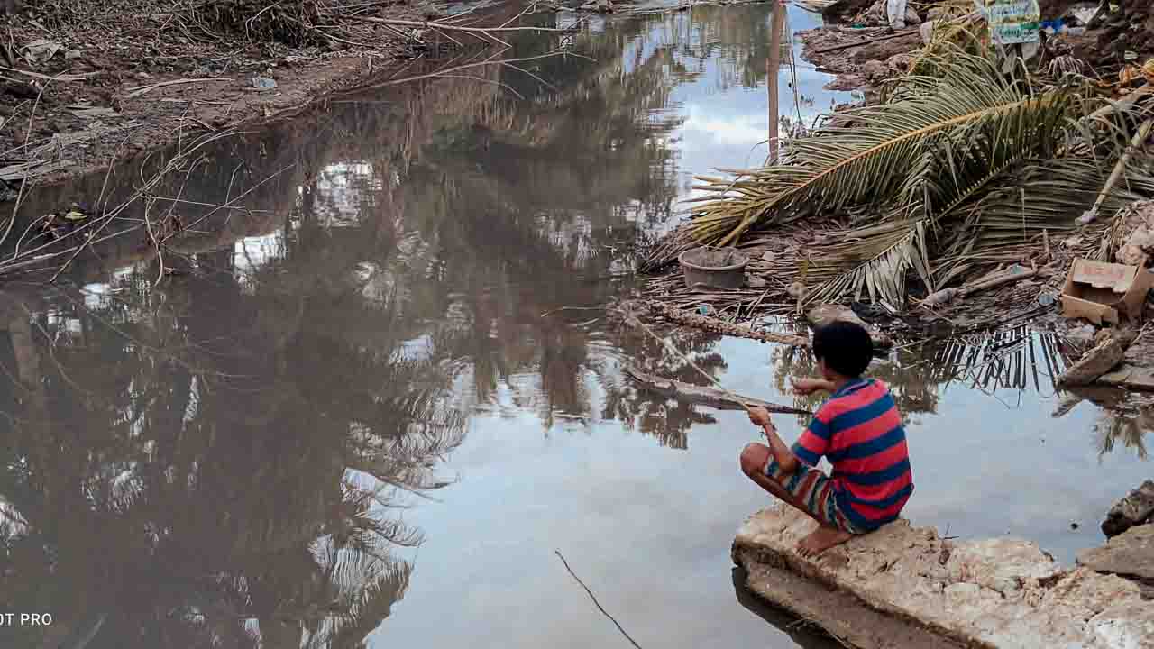 Leptospirosis Exposure in Rural East Indonesia Gallery of rural East Indonesia showing unsafe water, mud, barefoot exposure, and environmental leptospirosis risk