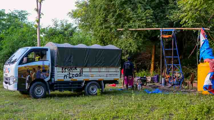 Notre  camion logistique et une foreuse de la Fair Future Foundation travaillent sur le site de Rumah Kambera 2.0 à Sumba Est pour sécuriser l'accès à l'eau pour le futur centre socio-médical.